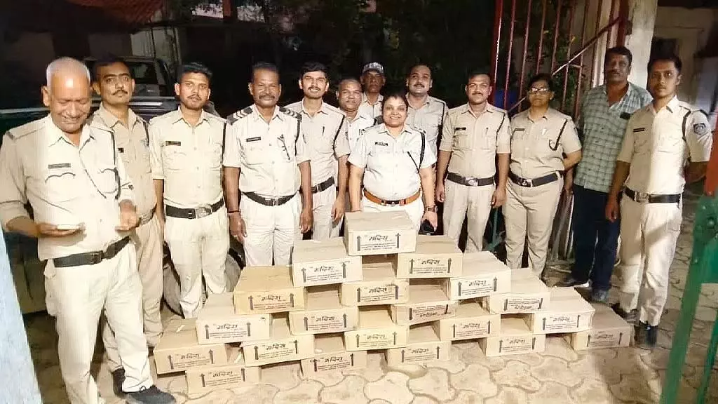 जबलपुर में भाजपा युवा मोर्चा नेता की कार से 20 पेटी अवैध शराब जब्त; आरोपी गिरफ्तार जबलपुर में भाजपा युवा मोर्चा नेता की कार से 20 पेटी अवैध शराब जब्त; आरोपी गिरफ्तार