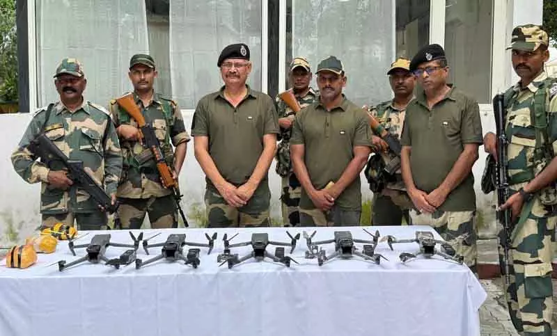 BSF ने अमृतसर में 6 ड्रोन रोके, 2.3 किलोग्राम हेरोइन बरामद BSF ने अमृतसर में 6 ड्रोन रोके, 2.3 किलोग्राम हेरोइन बरामद