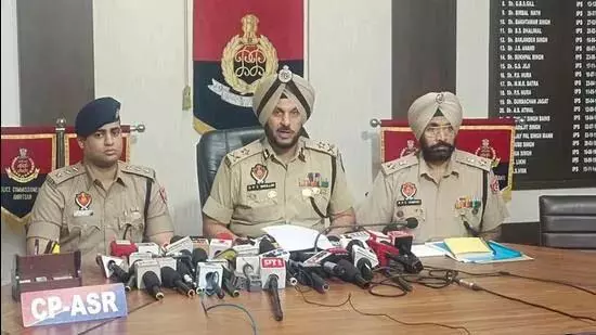 स्वर्ण मंदिर में बम धमकी, फरीदाबाद का इंजीनियर गिरफ्तार स्वर्ण मंदिर में बम धमकी, फरीदाबाद का इंजीनियर गिरफ्तार