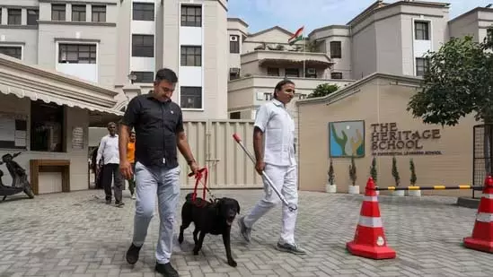Delhi : उन स्कूलों की पूरी सूची जिन्हें आज बम की धमकी मिली Delhi : उन स्कूलों की पूरी सूची जिन्हें आज बम की धमकी मिली