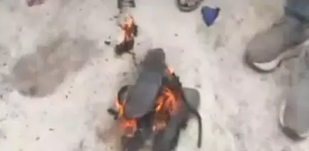 रायपुर ED दफ्तर के बाहर टायर जलाया कांग्रेसियों ने, चैतन्य बघेल की गिरफ्तारी का विरोध रायपुर ED दफ्तर के बाहर टायर जलाया कांग्रेसियों ने, चैतन्य बघेल की गिरफ्तारी का विरोध