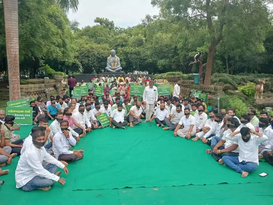 BJD ने मौन विरोध प्रदर्शन कर FM कॉलेज की छात्रा के लिए न्याय की मांग की BJD ने मौन विरोध प्रदर्शन कर FM कॉलेज की छात्रा के लिए न्याय की मांग की