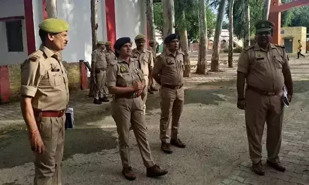 Farrukhabad: पुलिस लाइन निरीक्षण के दौरान एसपी आरती सिंह ने परेड की ली सलामी Farrukhabad: पुलिस लाइन निरीक्षण के दौरान एसपी आरती सिंह ने परेड की ली सलामी