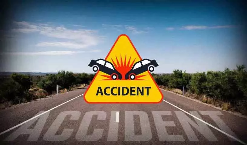 Hyderabad ORR पर कार के ट्रक से टकराने से तीन लोगों की मौत Hyderabad ORR पर कार के ट्रक से टकराने से तीन लोगों की मौत