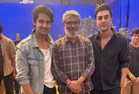रवि दुबे ने ‘रामायण’ के सेट से शेयर की तस्वीर, साथ में दिखे रणबीर रवि दुबे ने ‘रामायण’ के सेट से शेयर की तस्वीर, साथ में दिखे रणबीर