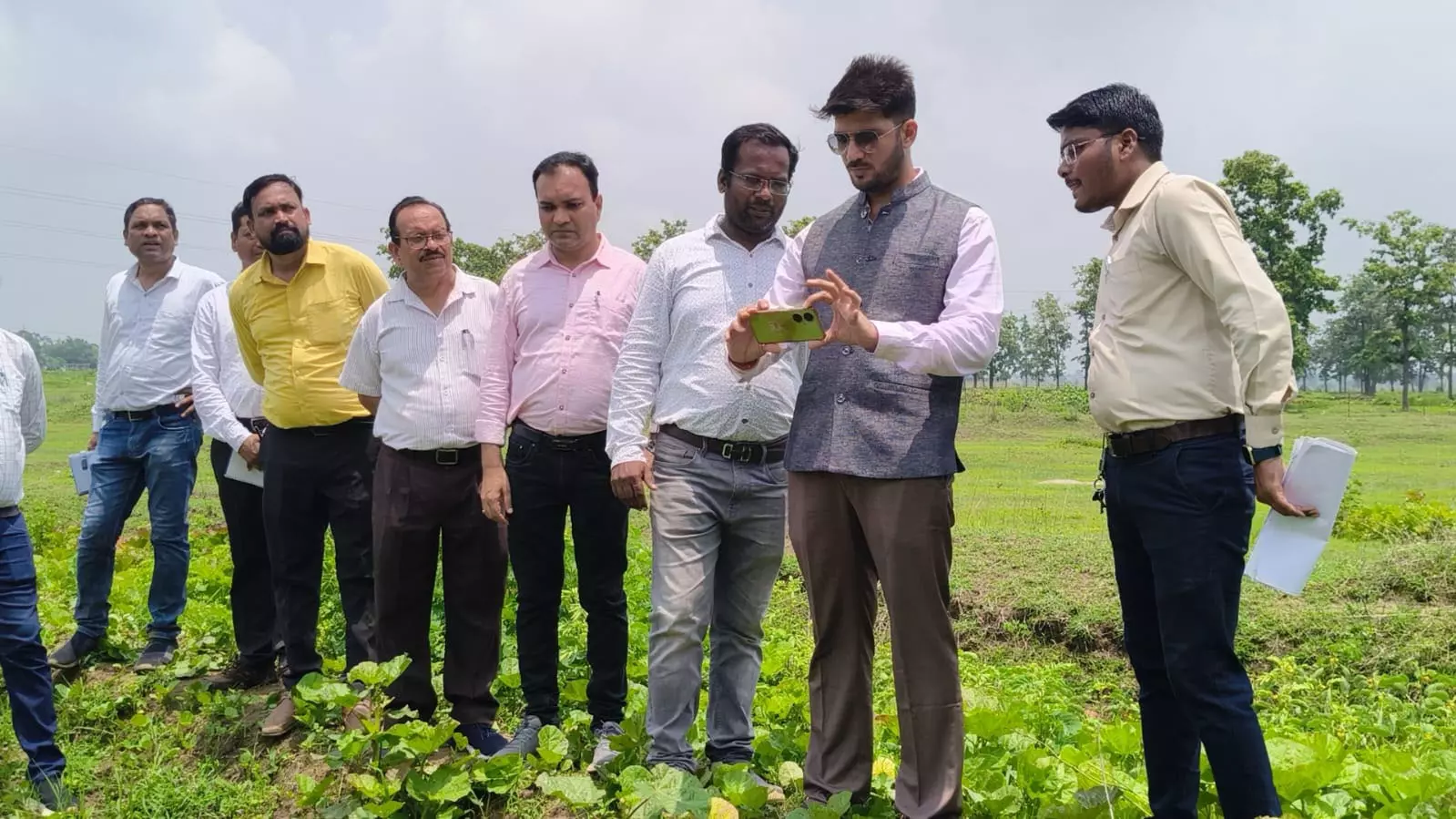 कलेक्टर ने फिल्ड पर उतरकर किया डिजिटल क्रॉप सर्वे कलेक्टर ने फिल्ड पर उतरकर किया डिजिटल क्रॉप सर्वे