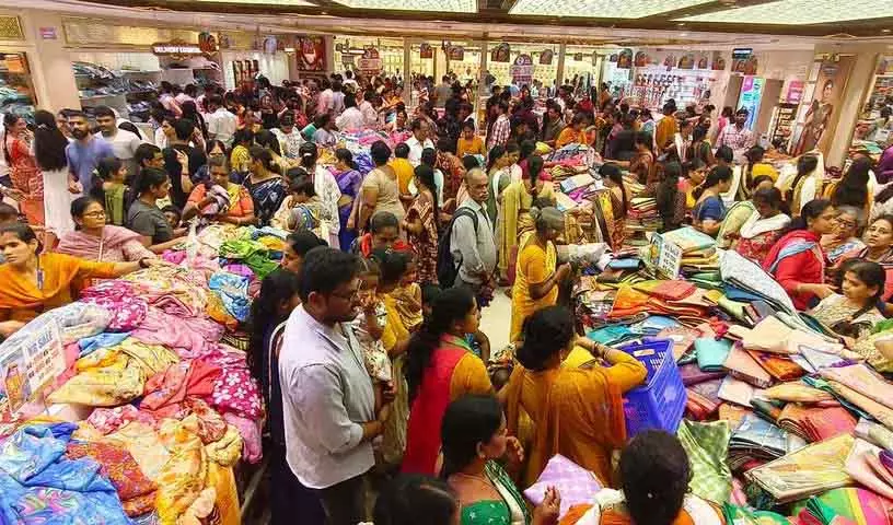 Hyderabad: साउथ इंडिया शॉपिंग मॉल मेगा आषाढ़म छूट दे रहा Hyderabad: साउथ इंडिया शॉपिंग मॉल मेगा आषाढ़म छूट दे रहा