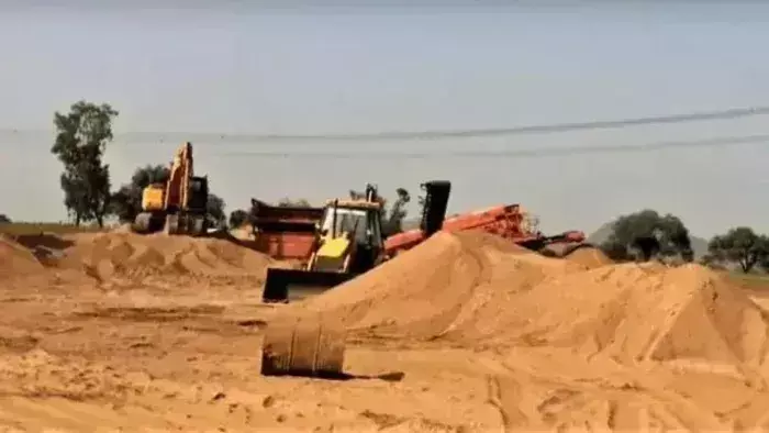 Chaibasa:खनन विभाग की टीम ने मझगांव में अवैध बालू का भंडारण किया जब्त Chaibasa:खनन विभाग की टीम ने मझगांव में अवैध बालू का भंडारण किया जब्त