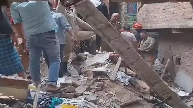 Mumbai : चॉल गिरने से बड़ा हादसा, राहत और बचाव कार्य जारी Mumbai : चॉल गिरने से बड़ा हादसा, राहत और बचाव कार्य जारी