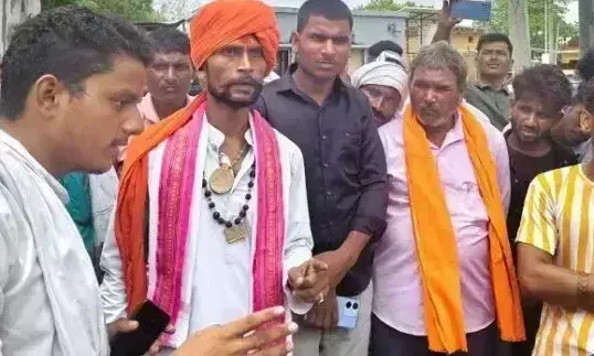 Farrukhabad: पुलिस कार्रवाई से नाराज़ अखाड़ा सेनापति का थाने में प्रदर्शन Farrukhabad: पुलिस कार्रवाई से नाराज़ अखाड़ा सेनापति का थाने में प्रदर्शन