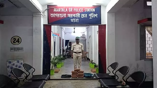 Tripura: अगरतला रेलवे स्टेशन पर रेलवे पुलिस ने 9.5 किलो गांजा किया जब्त Tripura: अगरतला रेलवे स्टेशन पर रेलवे पुलिस ने 9.5 किलो गांजा किया जब्त