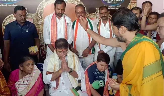 Telangana : मंत्री श्रीधर बाबू ने बसारा में देवी सरस्वती के दर्शन किए Telangana : मंत्री श्रीधर बाबू ने बसारा में देवी सरस्वती के दर्शन किए