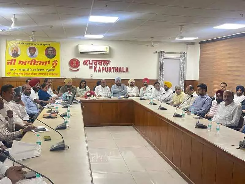 Jalandhar: व्यापार आयोग प्रमुख ने व्यापारियों के मुद्दों के शीघ्र समाधान का वादा किया Jalandhar: व्यापार आयोग प्रमुख ने व्यापारियों के मुद्दों के शीघ्र समाधान का वादा किया