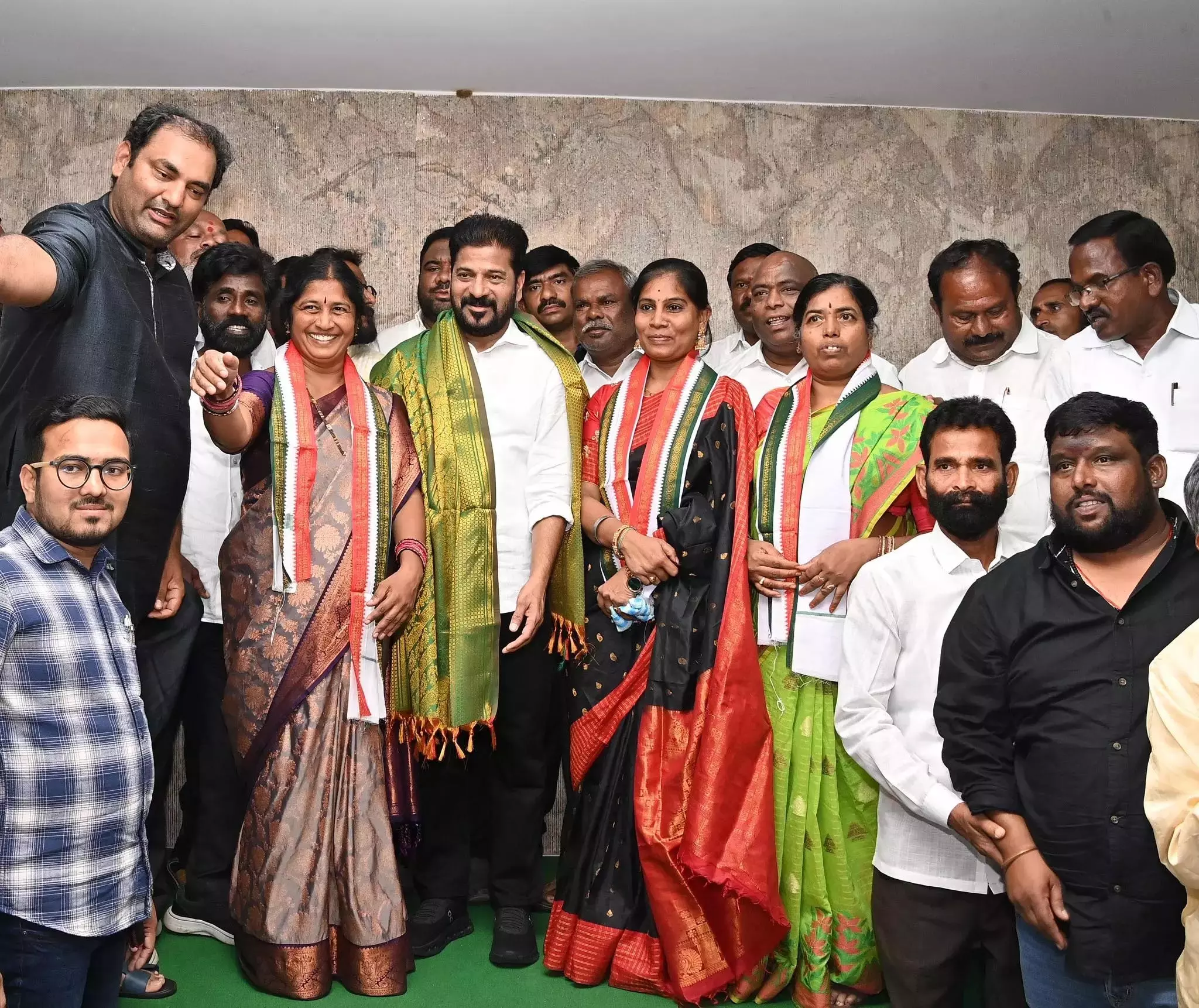 Telangana: जादचेरला नगरपालिका अध्यक्ष और पार्षद कांग्रेस में शामिल Telangana: जादचेरला नगरपालिका अध्यक्ष और पार्षद कांग्रेस में शामिल