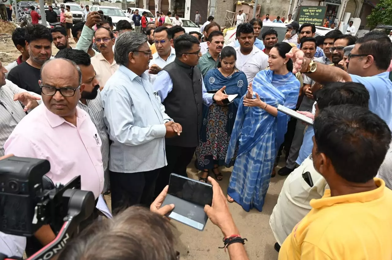 Jaipur: उप मुख्यमंत्री दिया कुमारी ने किया विद्याधर नगर क्षेत्र का दौरा Jaipur: उप मुख्यमंत्री दिया कुमारी ने किया विद्याधर नगर क्षेत्र का दौरा