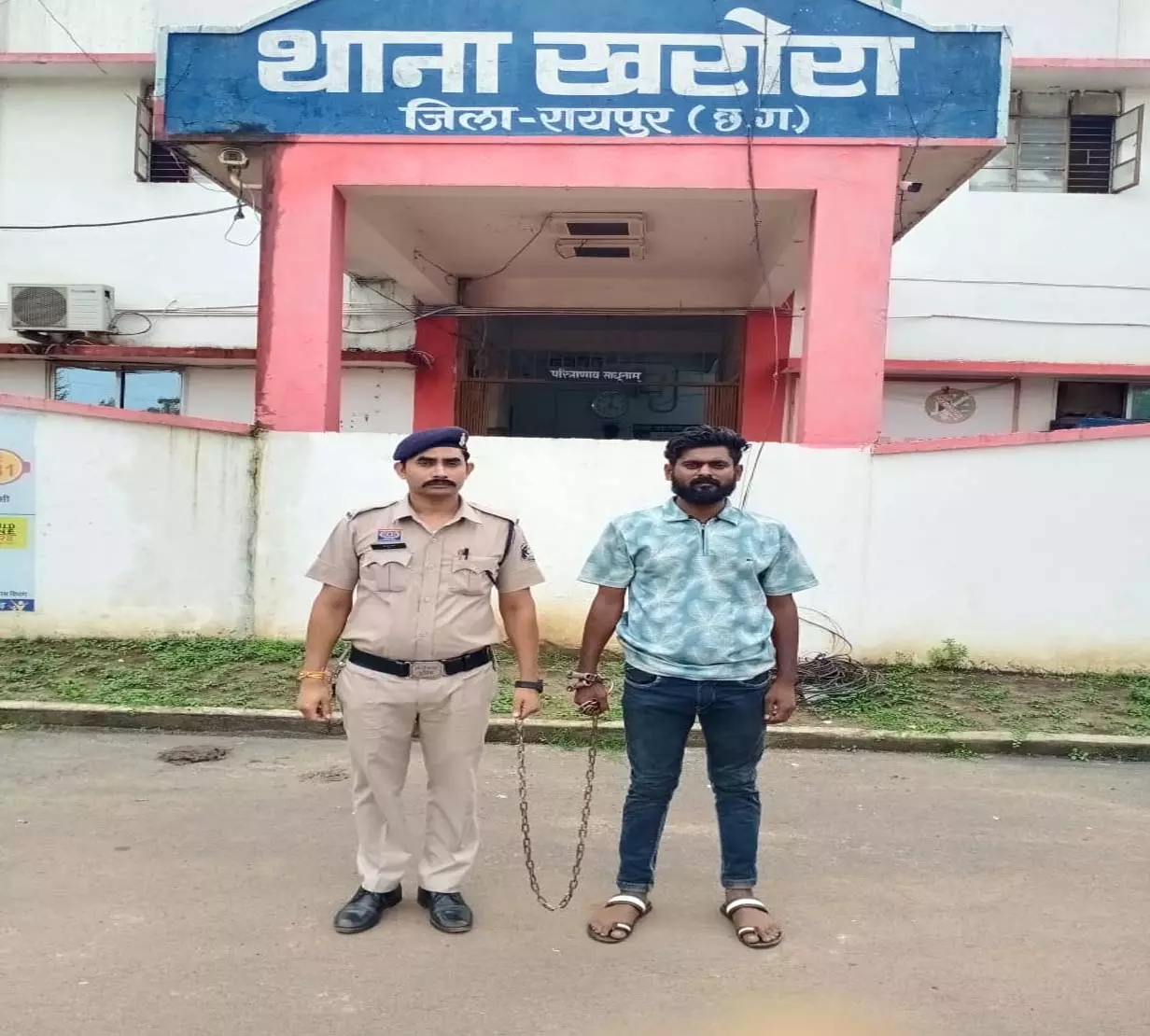 चाकू लहराकर लोगों को धमका रहा था युवक, खरोरा पुलिस ने किया गिरफ्तार चाकू लहराकर लोगों को धमका रहा था युवक, खरोरा पुलिस ने किया गिरफ्तार
