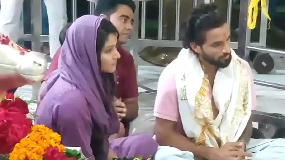 RCB कप्तान रजत पाटीदार ने परिवार संग की महाकालेश्वर मंदिर में पूजा RCB कप्तान रजत पाटीदार ने परिवार संग की महाकालेश्वर मंदिर में पूजा