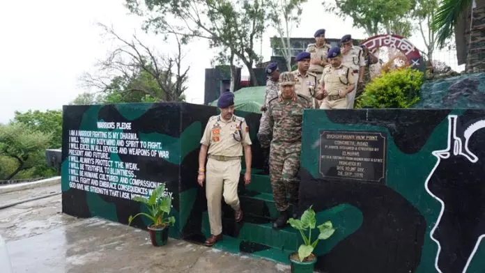 DGP जम्मू-कश्मीर ने अखनूर सेक्टर में सीमा सुरक्षा की समीक्षा की DGP जम्मू-कश्मीर ने अखनूर सेक्टर में सीमा सुरक्षा की समीक्षा की