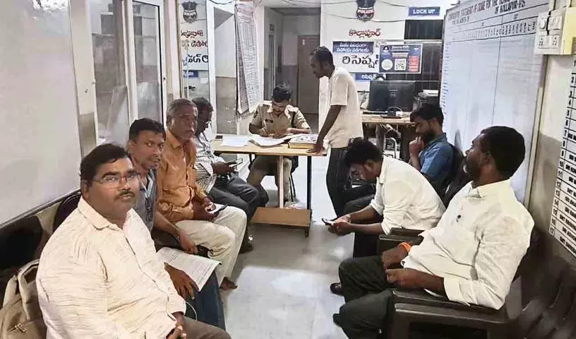 प्रेस की आज़ादी पर बेड़ियाँ.. कोल्लापुर में आधी रात को पत्रकार गिरफ़्तार प्रेस की आज़ादी पर बेड़ियाँ.. कोल्लापुर में आधी रात को पत्रकार गिरफ़्तार
