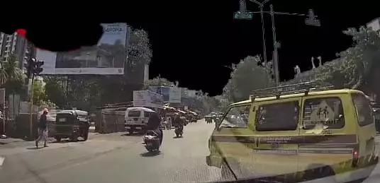 कोथरूड में स्कूल वैन ने तोड़ा ट्रैफिक सिग्नल, अभिभावकों में बढ़ी चिंता कोथरूड में स्कूल वैन ने तोड़ा ट्रैफिक सिग्नल, अभिभावकों में बढ़ी चिंता