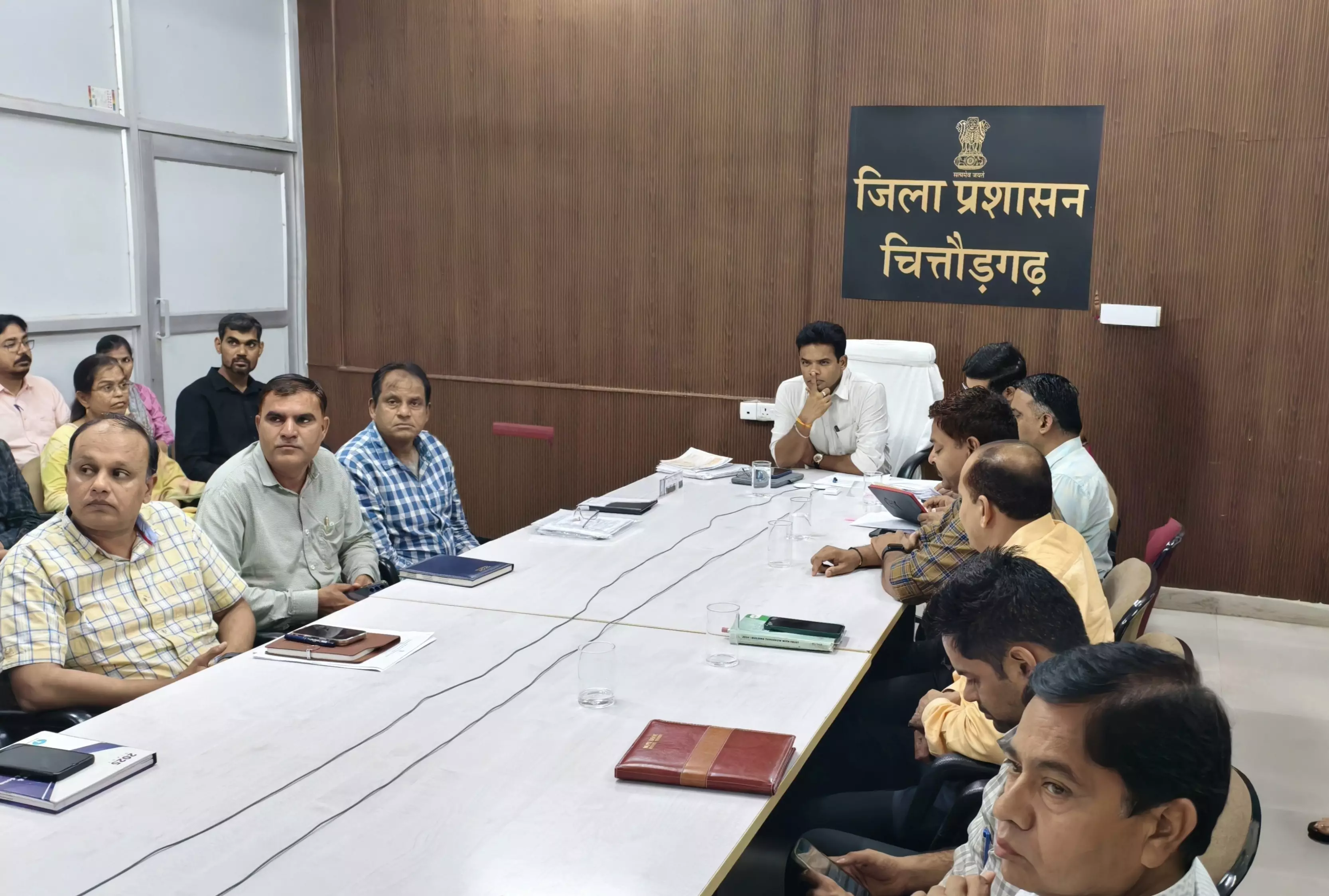Chittorgarh: मुख्य सचिव ने वंदे गंगाजल अभियान एवं अंत्योदय संबल पखवाड़ा की समीक्षा की Chittorgarh: मुख्य सचिव ने वंदे गंगाजल अभियान एवं अंत्योदय संबल पखवाड़ा की समीक्षा की
