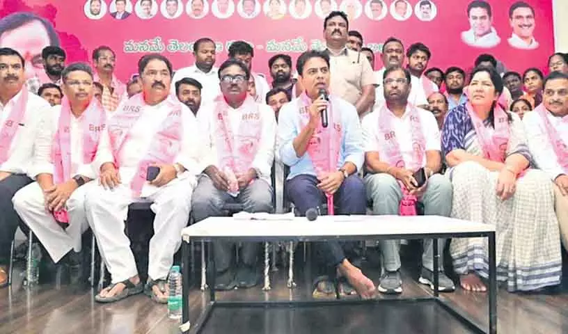 KTR ने खम्मम में BRS कार्यकर्ताओं से स्थानीय निकाय चुनावों के लिए तैयार रहने का आह्वान किया KTR ने खम्मम में BRS कार्यकर्ताओं से स्थानीय निकाय चुनावों के लिए तैयार रहने का आह्वान किया