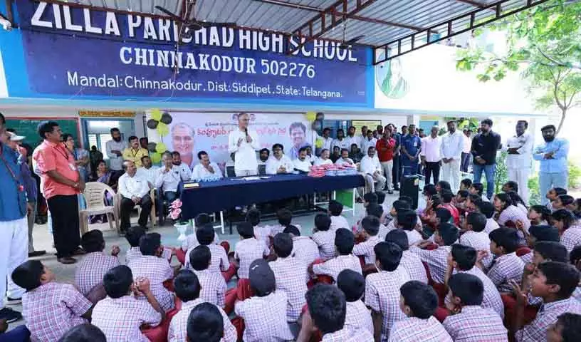 Harish Rao ने सरकारी स्कूलों पर कम ध्यान देने के लिए कांग्रेस की आलोचना की Harish Rao ने सरकारी स्कूलों पर कम ध्यान देने के लिए कांग्रेस की आलोचना की