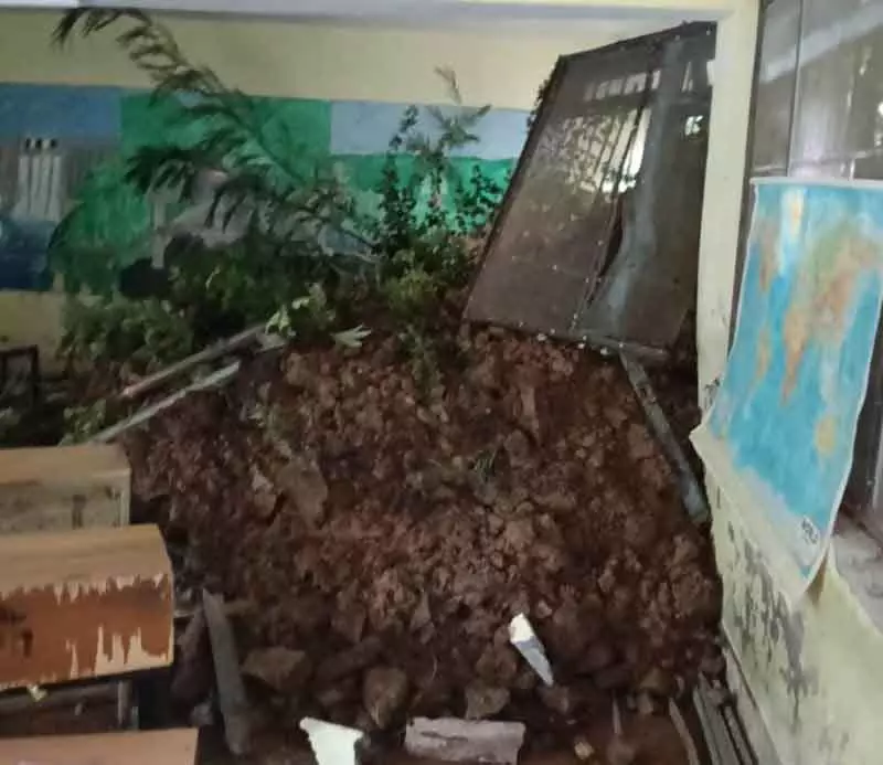 Mandi में 140 स्कूल क्षतिग्रस्त, 15,479 छात्रों की पढ़ाई प्रभावित Mandi में 140 स्कूल क्षतिग्रस्त, 15,479 छात्रों की पढ़ाई प्रभावित