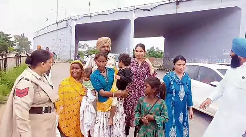 Amritsar: भीख मांगने पर रोक लगाने के लिए दो महिलाओं सहित तीन को हिरासत में लिया Amritsar: भीख मांगने पर रोक लगाने के लिए दो महिलाओं सहित तीन को हिरासत में लिया