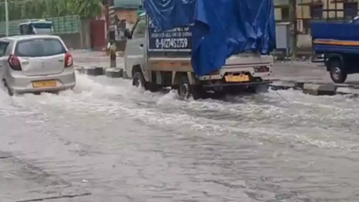 हैदराबाद में बारिश: गाचीबोवली, माधापुर और आईटी कॉरिडोर में भारी ट्रैफ़िक जाम हैदराबाद में बारिश: गाचीबोवली, माधापुर और आईटी कॉरिडोर में भारी ट्रैफ़िक जाम