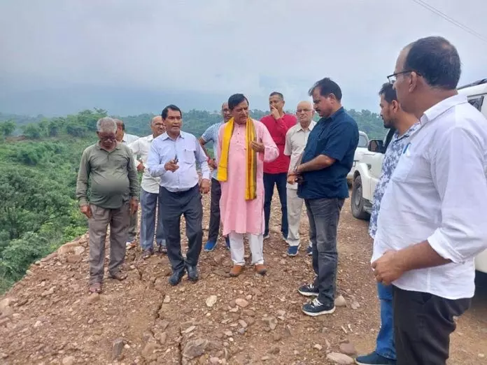 Jammu: कर्नल महान सिंह ने चल रही लोक निर्माण परियोजनाओं की समीक्षा की Jammu: कर्नल महान सिंह ने चल रही लोक निर्माण परियोजनाओं की समीक्षा की