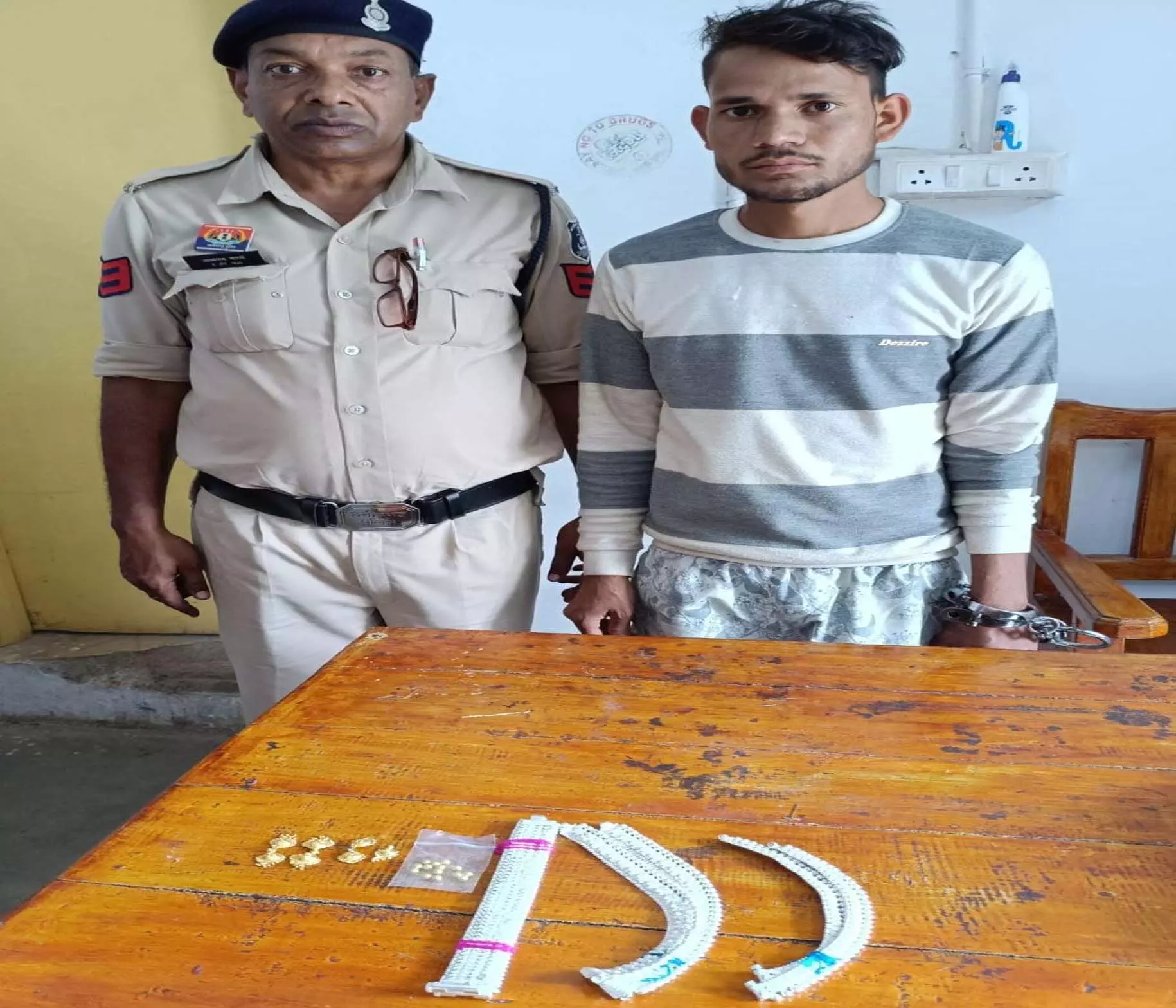 सूने मकान में चोरी करने वाला आरोपी गिरफ्तार, 2 लाख के जेवरात जब्त सूने मकान में चोरी करने वाला आरोपी गिरफ्तार, 2 लाख के जेवरात जब्त