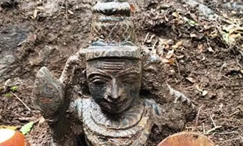 Tamil Nadu : ओडुगाथुर के पास एक पहाड़ पर मुरुगा की मूर्ति मिली Tamil Nadu : ओडुगाथुर के पास एक पहाड़ पर मुरुगा की मूर्ति मिली