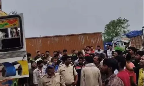 गवा घाट पर चोरी: ट्रक चालकों ने विरोध में राजमार्ग जाम किया