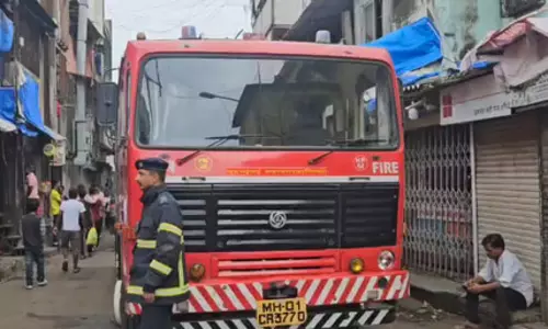 ढही तीन मंजिला चॉल, 7 लोग घायल, रेस्क्यू जारी ढही तीन मंजिला चॉल, 7 लोग घायल, रेस्क्यू जारी