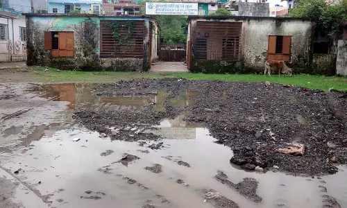 बारिश में आंगनवाड़ी की समस्या: टपकती छतें, सीलन, टूटी दीवारें, जलभराव