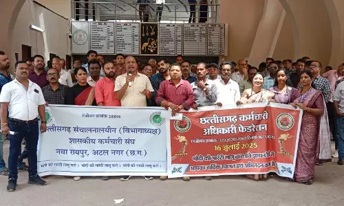इंद्रावती भवन के कर्मचारियों ने मोदी की गारंटी लागू करवाने रैली निकालकर किया प्रदर्शन