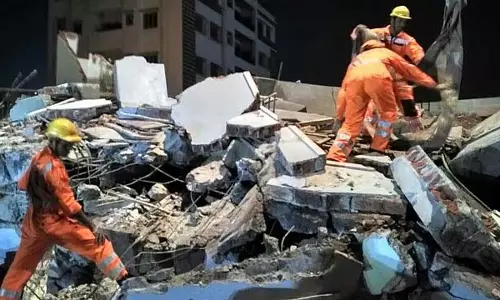 मुंबई के बांद्रा में तीन मंजिला इमारत ढही, 10 लोगों के फंसे होने की आशंका मुंबई के बांद्रा में तीन मंजिला इमारत ढही, 10 लोगों के फंसे होने की आशंका