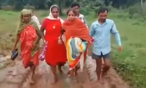 गरीबों के लिए कीचड़ भरे रास्तें