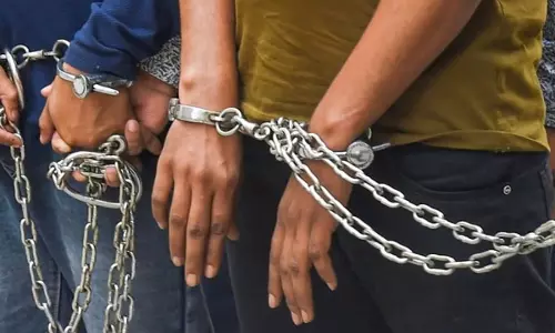 Sonbhadra: हथियारों की नुमाइश का दिखावा, चार आरोपी सलाखों के पीछे