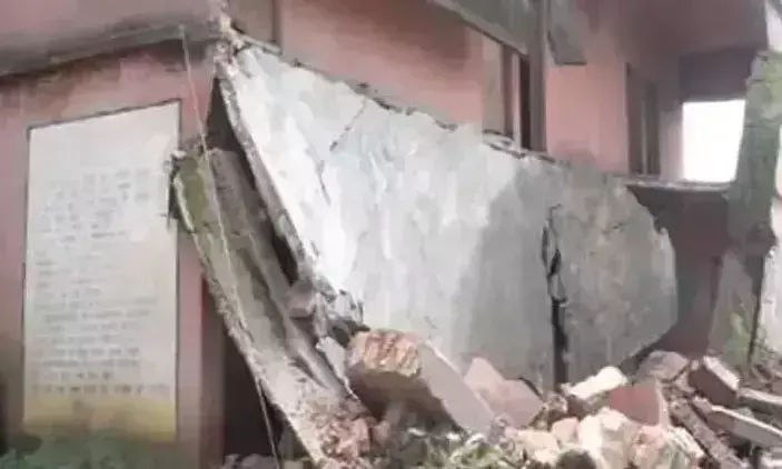Ranchi: स्कूल भवन का छत गिरा, हादसे में बुजुर्ग की जान गई