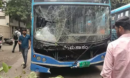 Bengaluru : बीएमटीसी बस सड़क किनारे होटल से टकराई; एक की मौत, चार घायल Bengaluru : बीएमटीसी बस सड़क किनारे होटल से टकराई; एक की मौत, चार घायल