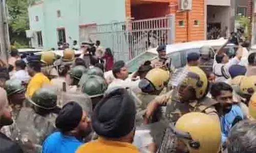 रायपुर लाया जा रहा चैतन्य बघेल को VIDEO, ED टीम एक्शन में रायपुर लाया जा रहा चैतन्य बघेल को VIDEO, ED टीम एक्शन में