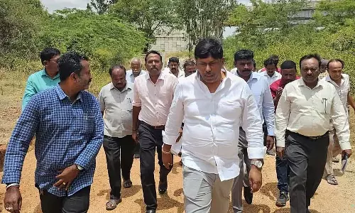 Kolar : सांसद ने शरणार्थी राहत केंद्र का दौरा किया Kolar : सांसद ने शरणार्थी राहत केंद्र का दौरा किया