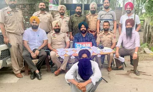 Amritsar में पाकिस्तान से तस्करी कर लाए गए 10 अत्याधुनिक हथियारों के साथ ड्रग तस्कर गिरफ्तार Amritsar में पाकिस्तान से तस्करी कर लाए गए 10 अत्याधुनिक हथियारों के साथ ड्रग तस्कर गिरफ्तार