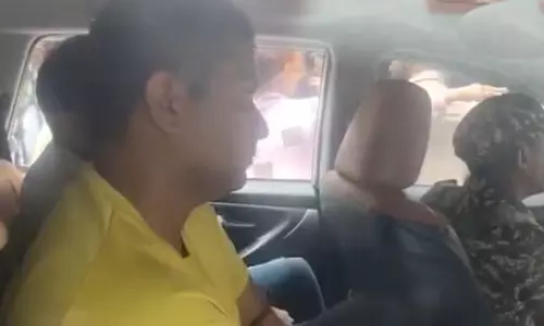चैतन्य बघेल को कोर्ट में पेश किया गया, भूपेश बघेल ने बेटे की गिरफ्तारी पर कहा, हम डरेंगे नहीं चैतन्य बघेल को कोर्ट में पेश किया गया, भूपेश बघेल ने बेटे की गिरफ्तारी पर कहा, हम डरेंगे नहीं