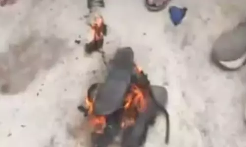 रायपुर ED दफ्तर के बाहर टायर जलाया कांग्रेसियों ने, चैतन्य बघेल की गिरफ्तारी का विरोध रायपुर ED दफ्तर के बाहर टायर जलाया कांग्रेसियों ने, चैतन्य बघेल की गिरफ्तारी का विरोध