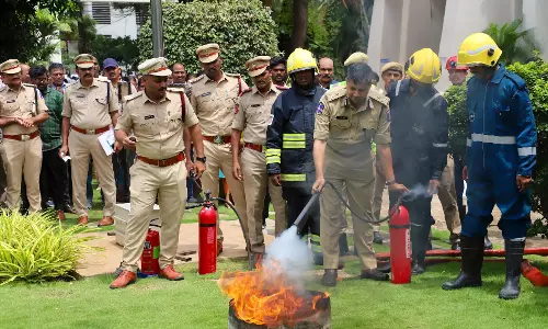 Cyberabad पुलिस ने आपातकालीन तैयारियों को मज़बूत करने के लिए अग्नि मॉक ड्रिल का आयोजन किया Cyberabad पुलिस ने आपातकालीन तैयारियों को मज़बूत करने के लिए अग्नि मॉक ड्रिल का आयोजन किया