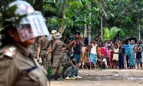 Assam : सरकारी जमीन खाली कराने गई टीम पर हमला, नौ हिरासत में Assam : सरकारी जमीन खाली कराने गई टीम पर हमला, नौ हिरासत में
