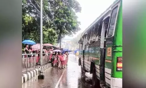 Kerala : भारी बारिश और चिलचिलाती धूप से यात्री परेशान Kerala : भारी बारिश और चिलचिलाती धूप से यात्री परेशान